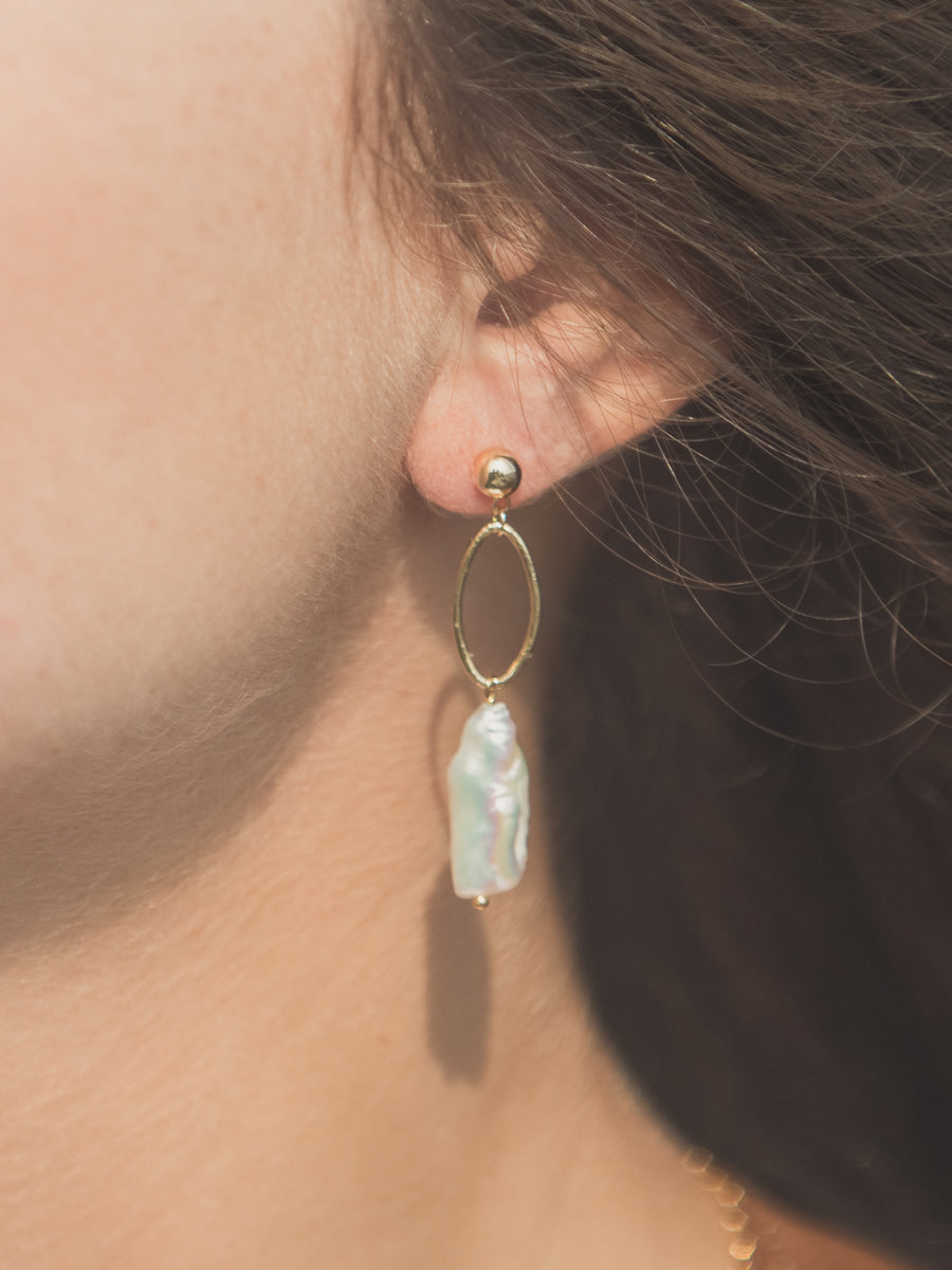 gold chain and pearl earring